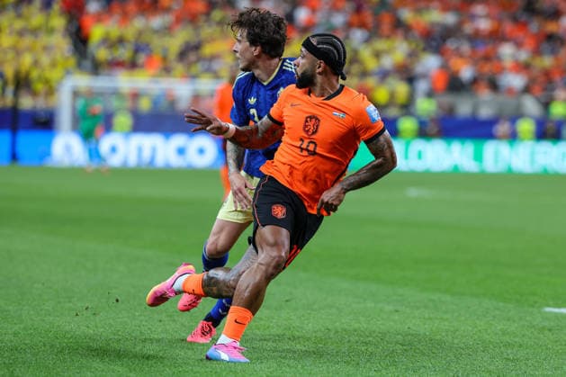 The Netherlands Memphis Depay makes a run forward, followed by Swedens Victor Lindelof, during the 2026 FIFA World Cup Group F match between the Netherlands and Sweden at Houston Stadium on June 20, 2026, in Houston, United States. Photo by Torbjorn Tande, DeFodi Images,detected_source_language