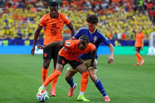 Crysencion Summerville of the Netherlands and Besfort Zeneli of Sweden battling for the ball during the 2026 FIFA World Cup Group F match between the Netherlands and Sweden at Houston Stadium on June 20, 2026, in Houston, United States. Photo by Torbjorn Tande, DeFodi Images,detected_source_language