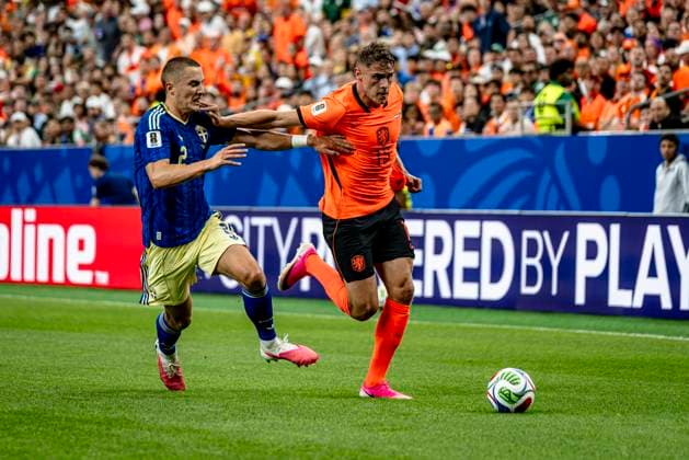 HOUSTON — Gustaf Lagerbielke of Sweden and Mickey van de Ven of the Netherlands during the 2026 World Cup at NRG Stadium on June 20, 2026, in Houston, United States. Photo by Stefan Koops, EYE4IMAGES, DeFodi Images,detected_source_language