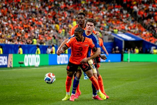 HOUSTON — Denzel Dumfries of the Netherlands and Elliot Stroud of Sweden during the 2026 World Cup at NRG Stadium on June 20, 2026, in Houston, United States. Photo by Stefan Koops, EYE4IMAGES, DeFodi Images,detected_source_language