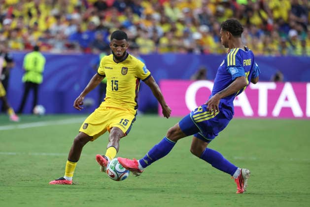 KANSAS CITY, MO - JUNE 20: Deveron Fonville 24 of Curacao challenges Pedro Vite 15 of Ecuador for the ball in the second half of the FIFA World Cup, WM, Weltmeisterschaft, Fussball 2026 Group E match between Ecuador and Curacao on June 20, 2026 at Kansas City Stadium in Kansas City, MO. (Photo by Scott Winters Icon Sportswire) SOCCER: JUN 20 FIFA World Cup 26 Group E - Ecuador vs Curacao EDITORIAL USE ONLY Icon2606200532