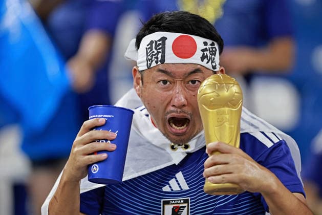 June 20, 2026, Monterrey, Mexico: A Japanese fan poses for a photo with a replica of the FIFA World Cup, WM, Weltmeisterschaft, Fussball trophy moments before the match between Tunisia and Japan for the 2st round of the group F of the FIFA World Cup 2026 at Monterrey Stadium on June 20, 2026 in Monterrey, Mexico. Photo: DiaEsportivo Monterrey Mexico - ZUMAh208 20260620_zsp_h208_016 Copyright: xHeulerxAndreyx