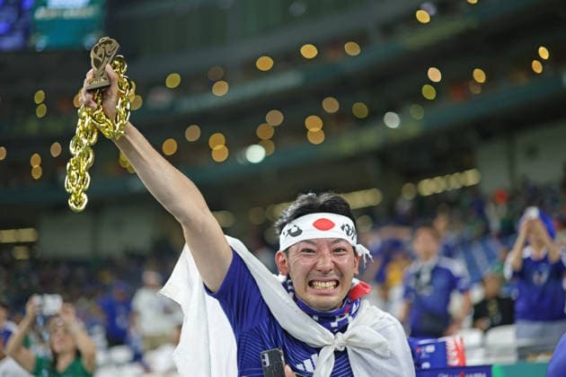 June 20, 2026, Monterrey, Mexico: A Japanese fan poses for a photo with a replica of the FIFA World Cup, WM, Weltmeisterschaft, Fussball trophy moments before the match between Tunisia and Japan for the 2st round of the group F of the FIFA World Cup 2026 at Monterrey Stadium on June 20, 2026 in Monterrey, Mexico. Photo: DiaEsportivo Monterrey Mexico - ZUMAh208 20260620_zsp_h208_022 Copyright: xHeulerxAndreyx