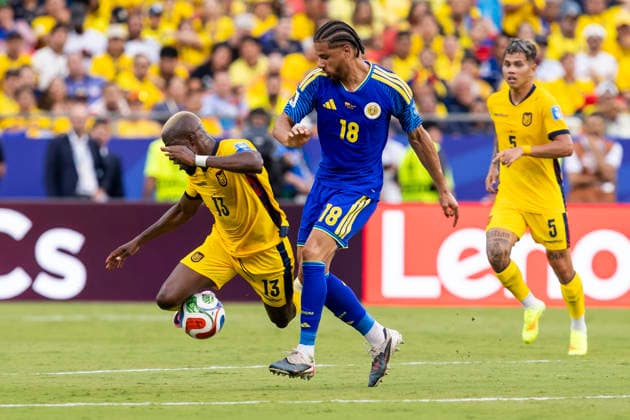 KANSAS CITY, MO - JUNE 20: Enner Valencia 13 of Ecuador falls down to the ground in front of Armando Obispo 18 of Curacao during the FIFA World Cup, WM, Weltmeisterschaft, Fussball 2026 Group E match between Ecuador and Curacao on June 20, 2026 at the Kansas City Stadium in Kansas City, MO. (Photo by Nick Tre. Smith Icon Sportswire) SOCCER: JUN 20 FIFA World Cup 26 Group E - Ecuador vs Curacao EDITORIAL USE ONLY Icon2606200021