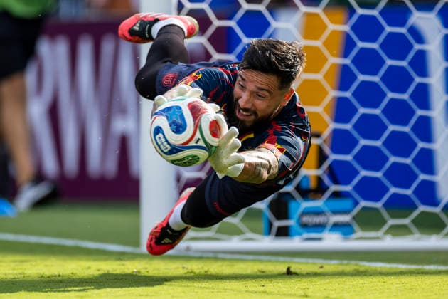 KANSAS CITY, MO - JUNE 20: Hernan Galindez 1 of Ecuador makes a save while warming up during the FIFA World Cup, WM, Weltmeisterschaft, Fussball 2026 Group E match between Ecuador and Curacao on June 20, 2026 at the Kansas City Stadium in Kansas City, MO. (Photo by Nick Tre. Smith Icon Sportswire) SOCCER: JUN 20 FIFA World Cup 26 Group E - Ecuador vs Curacao EDITORIAL USE ONLY Icon2606200026