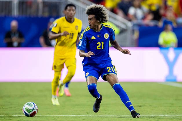 KANSAS CITY, MO - JUNE 20: Tahith Chong 21 of Curacao looks for an open lane during the FIFA World Cup, WM, Weltmeisterschaft, Fussball 2026 Group E match between Ecuador and Curacao on June 20, 2026 at the Kansas City Stadium in Kansas City, MO. (Photo by Nick Tre. Smith Icon Sportswire) SOCCER: JUN 20 FIFA World Cup 26 Group E - Ecuador vs Curacao EDITORIAL USE ONLY Icon2606200083
