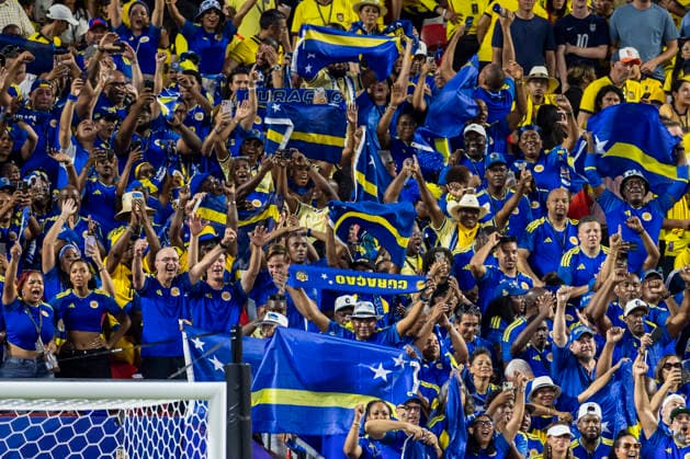 KANSAS CITY, MO - JUNE 20: Curacao fans celebrate the team™s tie during the FIFA World Cup, WM, Weltmeisterschaft, Fussball 2026 Group E match between Ecuador and Curacao on June 20, 2026 at the Kansas City Stadium in Kansas City, MO. (Photo by Nick Tre. Smith Icon Sportswire) SOCCER: JUN 20 FIFA World Cup 26 Group E - Ecuador vs Curacao EDITORIAL USE ONLY Icon2606200111