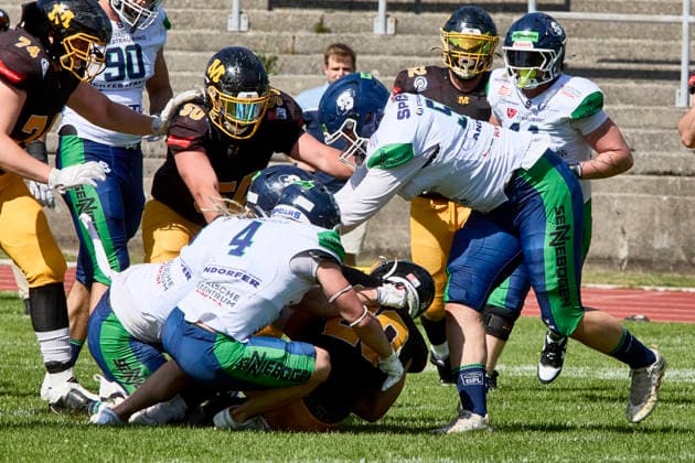 German Football League (GFL), Munich Cowboys vs Straubing Spiders, Munich Cowboys, Straubing Spiders, 2026-06-20 in München (Städtisches Stadion an der Dantestraße (Dantestation)) MAYER Maximilian (Munich Cowboys Running Back (RB) Nr20-MUC20), KOMISZÃR Kristof (Straubing Spiders Defensive Back (DB) Nr8-SRS8), HANGARTNER CJ (Straubing Spiders Defensive Back (DB) Nr4-SRS4), SCHEIDHAMMER Felix (Straubing Spiders Defensive Line (DL) Nr50-SRS50), FEUERSTEIN Kilian (Munich Cowboys Offensive Line (OL) Nr50-MUC50) sportworld München Städtisches Stadion an der Dant Bayern Deutschland *** German Football League (GFL), Munich Cowboys vs. Straubing Spiders, Munich Cowboys, Straubing Spiders, June 20, 2026, at the Munich Municipal Stadium on Dantestraße, Dantestation; MAYER Maximilian, Munich Cowboys Running Back (RB) No. 20 (MUC20), KOMISZÃ u0081R Kristof, Straubing Spiders, Defensive Back (DB), No. 8 (SRS8); HANGARTNER CJ, Straubing Spiders, Defensive Back (DB), No. 4 (SRS4); SCHEIDHAMMER Felix, Straubing Spiders, Defensive Line (DL), No. 50 (SRS50); FEUERSTEIN Kilian, Munich Cowboys, Offensive Line (OL), No. 50 (MUC50), Sportworld, Munich, Municipal Stadium on Dantestraße, Bavaria, Germany,detected_source_language