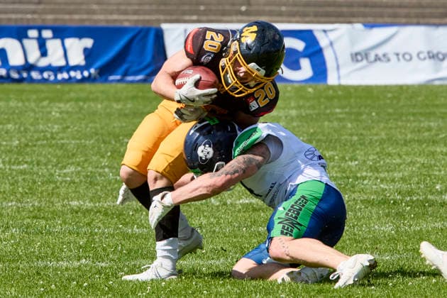 German Football League (GFL), Munich Cowboys vs Straubing Spiders, Munich Cowboys, Straubing Spiders, 2026-06-20 in München (Städtisches Stadion an der Dantestraße (Dantestation)) MAYER Maximilian (Munich Cowboys Running Back (RB) Nr20-MUC20), HANGARTNER CJ (Straubing Spiders Defensive Back (DB) Nr4-SRS4) sportworld München Städtisches Stadion an der Dant Bayern Deutschland *** German Football League (GFL), Munich Cowboys vs. Straubing Spiders, Munich Cowboys, Straubing Spiders, June 20, 2026, in Munich, Municipal Stadium on Dantestraße, Dantestation, MAYER Maximilian, Munich Cowboys Running Back (RB) No. 20 (MUC20), CJ HANGARTNER, Straubing Spiders, Defensive Back (DB), No. 4 (SRS4), Sportworld Munich, Municipal Stadium on Dantestraße, Bavaria, Germany,detected_source_language