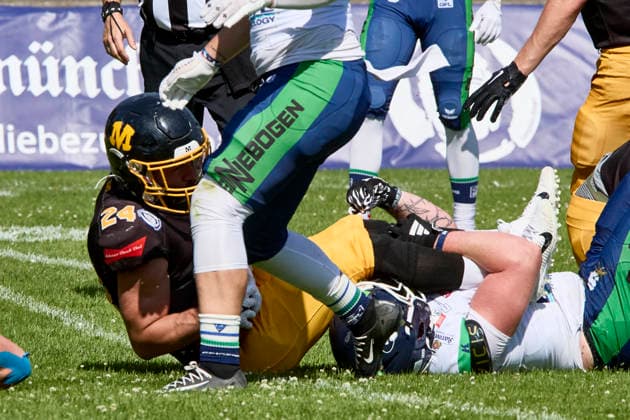German Football League (GFL), Munich Cowboys vs Straubing Spiders, Munich Cowboys, Straubing Spiders, 2026-06-20 in München (Städtisches Stadion an der Dantestraße (Dantestation)) Touchdown Munich Cowboys 13:7 OTHMANN-KHALDUN Mustafa (Munich Cowboys Running Back (RB) Nr24-MUC24), YATES-MCCABE Samuel (Straubing Spiders Linebacker (LB) Nr44-SRS44) sportworld München Städtisches Stadion an der Dant Bayern Deutschland *** German Football League (GFL), Munich Cowboys vs. Straubing Spiders, Munich Cowboys, Straubing Spiders, June 20, 2026, in Munich, Municipal Stadium on Dantestraße, Dantestation, Touchdown