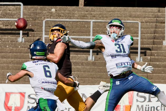 German Football League (GFL), Munich Cowboys vs Straubing Spiders, Munich Cowboys, Straubing Spiders, 2026-06-20 in München (Städtisches Stadion an der Dantestraße (Dantestation)) BOCCELLA Gabriel (Munich Cowboys Wide Receiver (WR) Nr2-MUC2), MANGUM Edward-Jonathan (Straubing Spiders Defensive Back (DB) Nr31-SRS31), BIEBL Alexander (Straubing Spiders Wide Receiver (WR) Nr6-SRS6) sportworld München Städtisches Stadion an der Dant Bayern Deutschland *** German Football League (GFL), Munich Cowboys vs. Straubing Spiders, Munich Cowboys, Straubing Spiders, June 20, 2026, at the Munich Municipal Stadium on Dantestraße, Dantestation, Gabriel BOCCELLA, Munich Cowboys Wide Receiver (WR) No. 2 (MUC2), MANGUM Edward Jonathan, Straubing Spiders, Defensive Back (DB), No. 31, SRS31, BIEBL Alexander, Straubing Spiders, Wide Receiver (WR), No. 6, SRS6, sportworld, Munich, Municipal Stadium on Dantestraße, Bavaria, Germany,detected_source_language