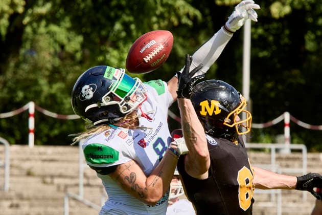 German Football League (GFL), Munich Cowboys vs Straubing Spiders, Munich Cowboys, Straubing Spiders, 2026-06-20 in München (Städtisches Stadion an der Dantestraße (Dantestation)) REINER Sebastian (Munich Cowboys Tight End, Wide Receiver (TE, WR) Nr88-MUC88), KOMISZÃR Kristof (Straubing Spiders Defensive Back (DB) Nr8-SRS8) sportworld München Städtisches Stadion an der Dant Bayern Deutschland *** German Football League (GFL), Munich Cowboys vs. Straubing Spiders, Munich Cowboys, Straubing Spiders, June 20, 2026, in Munich, Municipal Stadium on Dantestraße, Dantestation, REINER Sebastian, Munich Cowboys Tight End, Wide Receiver (TE, WR), No. 88 (MUC88), Kristof KOMISZÃ u0081R, Straubing Spiders, Defensive Back (DB), No. 8 (SRS8), sportworld, Munich, Municipal Stadium on Dantestraße, Bavaria, Germany,detected_source_language