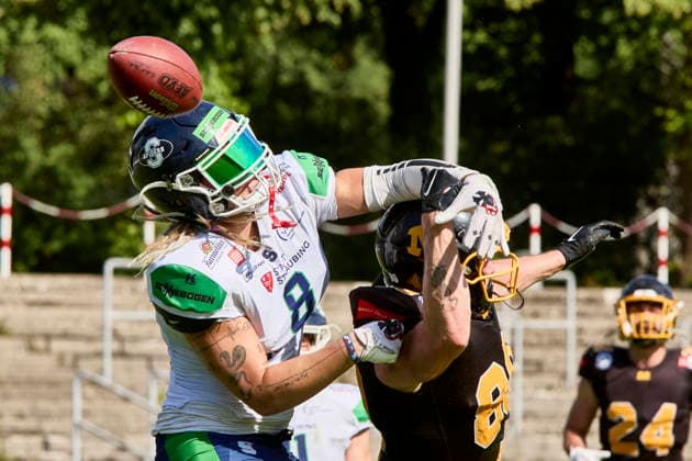 German Football League (GFL), Munich Cowboys vs Straubing Spiders, Munich Cowboys, Straubing Spiders, 2026-06-20 in München (Städtisches Stadion an der Dantestraße (Dantestation)) REINER Sebastian (Munich Cowboys Tight End, Wide Receiver (TE, WR) Nr88-MUC88), KOMISZÃR Kristof (Straubing Spiders Defensive Back (DB) Nr8-SRS8) sportworld München Städtisches Stadion an der Dant Bayern Deutschland *** German Football League (GFL), Munich Cowboys vs. Straubing Spiders, Munich Cowboys, Straubing Spiders, June 20, 2026, in Munich, Municipal Stadium on Dantestraße, Dantestation, REINER Sebastian, Munich Cowboys Tight End, Wide Receiver (TE, WR), No. 88 (MUC88), Kristof KOMISZÃ u0081R, Straubing Spiders, Defensive Back (DB), No. 8 (SRS8), sportworld, Munich, Municipal Stadium on Dantestraße, Bavaria, Germany,detected_source_language