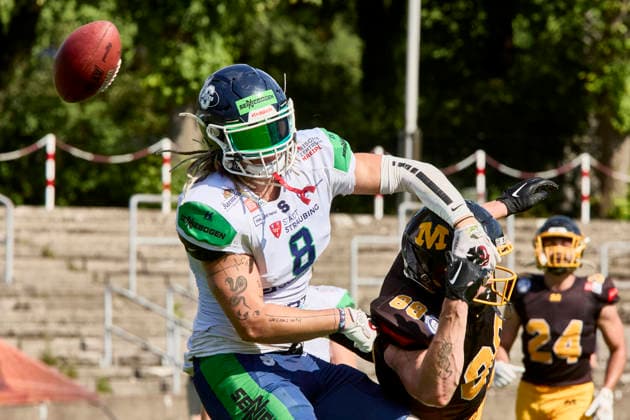 German Football League (GFL), Munich Cowboys vs Straubing Spiders, Munich Cowboys, Straubing Spiders, 2026-06-20 in München (Städtisches Stadion an der Dantestraße (Dantestation)) REINER Sebastian (Munich Cowboys Tight End, Wide Receiver (TE, WR) Nr88-MUC88), KOMISZÃR Kristof (Straubing Spiders Defensive Back (DB) Nr8-SRS8) sportworld München Städtisches Stadion an der Dant Bayern Deutschland *** German Football League (GFL), Munich Cowboys vs. Straubing Spiders, Munich Cowboys, Straubing Spiders, June 20, 2026, in Munich, Municipal Stadium on Dantestraße, Dantestation, REINER Sebastian, Munich Cowboys Tight End, Wide Receiver (TE, WR), No. 88 (MUC88), Kristof KOMISZÃ u0081R, Straubing Spiders, Defensive Back (DB), No. 8 (SRS8), sportworld, Munich, Municipal Stadium on Dantestraße, Bavaria, Germany,detected_source_language