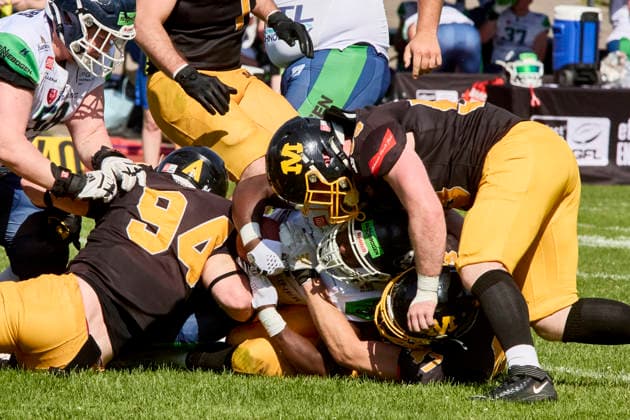 German Football League (GFL), Munich Cowboys vs Straubing Spiders, Munich Cowboys, Straubing Spiders, 2026-06-20 in München (Städtisches Stadion an der Dantestraße (Dantestation)) DAVIS J˜vonte (Straubing Spiders Running Back (RB) Nr2-SRS2), SPILLE Austin Matthew (Munich Cowboys Defence Line (DL) Nr94-MUC94), RUMPFINGER Johannes (Munich Cowboys Defence Line (DL) Nr47-MUC47), MAASSEN Luis (Munich Cowboys Linebacker (LB) Nr59-MUC59) sportworld München Städtisches Stadion an der Dant Bayern Deutschland *** German Football League (GFL), Munich Cowboys vs. Straubing Spiders, Munich Cowboys, Straubing Spiders, June 20, 2026, at the Munich Municipal Stadium on Dantestraße, Dantestation, DAVIS J˜vonte, Straubing Spiders, Running Back (RB) No. 2, SRS2, SPILLE Austin Matthew, Munich Cowboys, defensive line (DL), No. 94 (MUC94), RUMPFINGER Johannes, Munich Cowboys, defensive line (DL), No. 47 (MUC47), MAASSEN Luis, Munich Cowboys, linebacker (LB), No. 59 (MUC59), Sportworld Munich, Municipal Stadium on Dantestraße, Dant, Bavaria, Germany,detected_source_language
