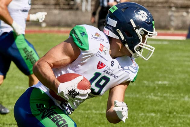 German Football League (GFL), Munich Cowboys vs Straubing Spiders, Munich Cowboys, Straubing Spiders, 2026-06-20 in München (Städtisches Stadion an der Dantestraße (Dantestation)) BAZUNU Ovie (Straubing Spiders Wide Receiver (WR) Nr18-SRS18) sportworld München Städtisches Stadion an der Dant Bayern Deutschland *** German Football League (GFL), Munich Cowboys vs. Straubing Spiders, Munich Cowboys, Straubing Spiders, June 20, 2026, in Munich, Municipal Stadium on Dantestraße, Dantestation, BAZUNU Ovie, Straubing Spiders, Wide Receiver (WR), No. 18 (SRS18), Sportworld, Munich, Municipal Stadium on Dantestraße, Bavaria, Germany,detected_source_language
