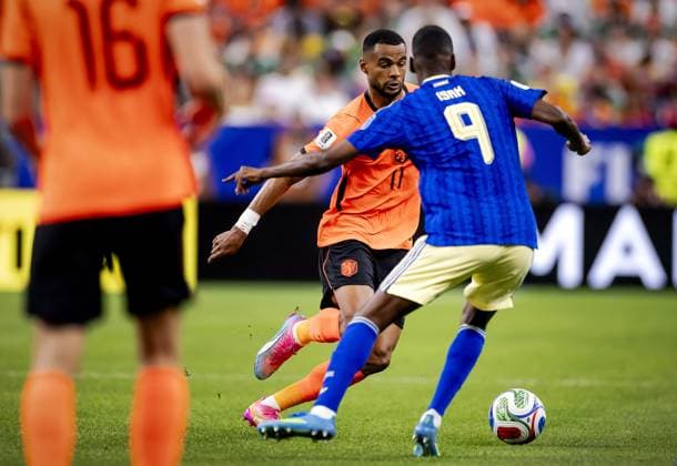 HOUSTON - (lr) Cody Gakpo of the Netherlands and Alexander Isak of Sweden during the FIFA 2026 World Cup Group F match between the Netherlands and Sweden at Houston Stadium on June 20, 2026, in Houston, United States. ROBIN VAN LONKHUIJSEN ANP FIFA World Cup, WM, Weltmeisterschaft, Fussball 2026 group stage 2026 xVIxANPxSportx xxANPxIVx 561562117 originalFilename: 561562117.jpg