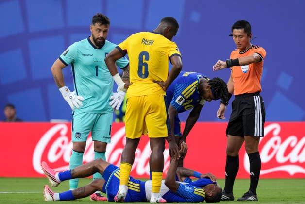 (260621) -- KANSAS CITY, June 21, 2026 -- Head referee Ma Ning (1st R) of China checks the time during the group E match between Ecuador and Curacao at the FIFA World Cup, WM, Weltmeisterschaft, Fussball 2026 at Kansas City Stadium in Kansas City, the United States, June 20, 2026. ) (SP)U.S.-KANSAS CITY-FOOTBALL-FIFA WORLD CUP-GROUP E-ECU VS CUW DuxYu 