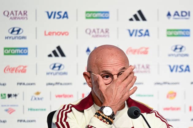 (260621) -- ATLANTA, June 21, 2026 -- Luis de la Fuente, head coach of Spain, reacts during a press conference, PK, Pressekonferenz at the 2026 FIFA World Cup, WM, Weltmeisterschaft, Fussball in Atlanta, the United States, June 20, 2026. ) (SP)U.S.-ATLANTA-FOOTBALL-FIFA WORLD CUP-PRESS CONFERENCE-SPAIN JuxHuanzong 