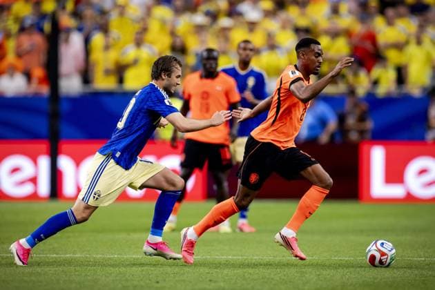 HOUSTON - (lr) Benjamin Nygren of Sweden and Ryan Gravenberch of the Netherlands during the FIFA 2026 World Cup Group F match between the Netherlands and Sweden at Houston Stadium on June 20, 2026, in Houston, United States. ROBIN VAN LONKHUIJSEN ANP FIFA World Cup, WM, Weltmeisterschaft, Fussball 2026 group stage 2026 xVIxANPxSportx xxANPxIVx 561562169 originalFilename: 561562169.jpg