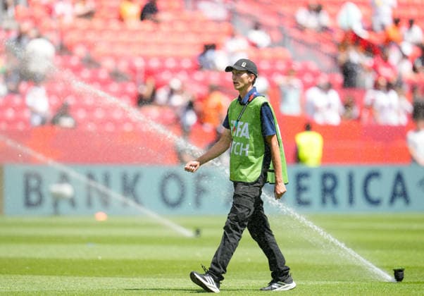 View of the field during watering before the teams warm-up. Members of the grounds crew check the sprinkler system at the CAN Stadium, FIFA World Cup, Germany vs. Ivory Coast, Toronto, June 20, 2026, CAN, FIFA World Cup, Germany vs. Ivory Coast, Toronto, June 20, 2026, Toronto,detected_source_language Copyright: xEibner-Pressefoto ScottxColemanx EP_SCN