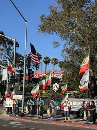 Protesters gather outside hotel hosting Iran national team, Nationalteam ahead of Belgium match LOS ANGELES, UNITED STATES - JUNE 20: Protesters gather outside the hotel hosting Iran’s national football team ahead of its 2026 FIFA World Cup, WM, Weltmeisterschaft, Fussball Group G match against Belgium, waving Iran’s former lion-and-sun flag and U.S. flags, in Los Angeles, united States, on June 20, 2026. Bozhan Memis Anadolu Los Angeles United States. Editorial use only. Please get in touch for any other usage.  Copyright: x2026xAnadoluxBozhanxMemisx