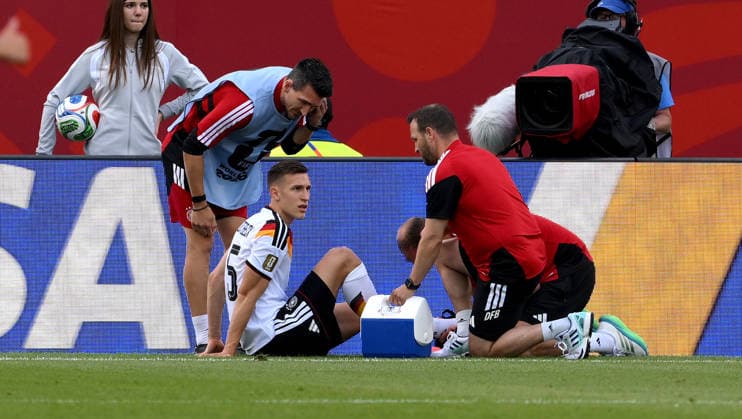 Fussball FIFA WM 2026 Vorrunde Gruppe E in Toronto Deutschland - Elfenbeinkueste 20.06.2026 Nico Schlotterbeck (Deutschland) verletzt am Boden, wird behandelt *** Soccer