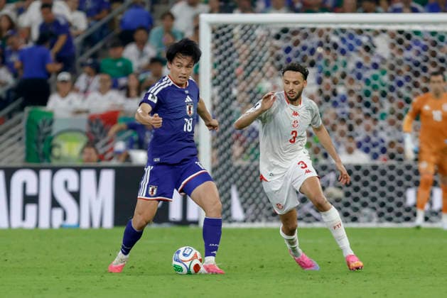 June 20, 2026, Guadalupe, Nuevo Leon, Mexico: A. Ueda (L) of Japan battles for possession ball with M. Talbi (R) of Tunisia, during the match between Tunisia and Japan for the 2nd round of the group F of the FIFA World Cup, WM, Weltmeisterschaft, Fussball 2026, at Monterrey Stadium. Guadalupe Mexico - ZUMAo125 20260620_zip_o125_012 Copyright: xAntonioxOjedax