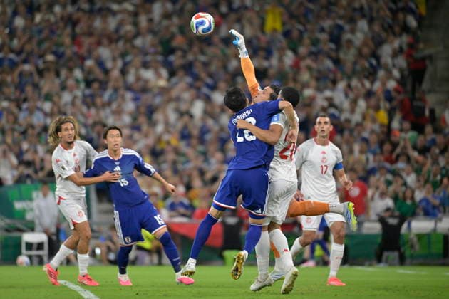 FIFA World Cup, WM, Weltmeisterschaft, Fussball 2026 - Group F - Tunisia vs. Japan Aymen Dahmen (top), goalkeeper of Tunisia, in action during the 2026 FIFA World Cup group F soccer match between Tunisia and Japan at BBVA Stadium in Monterrey, Mexico, 20 June 2026. Monterrey Mexico  Copyright: xMiguelxSierrax