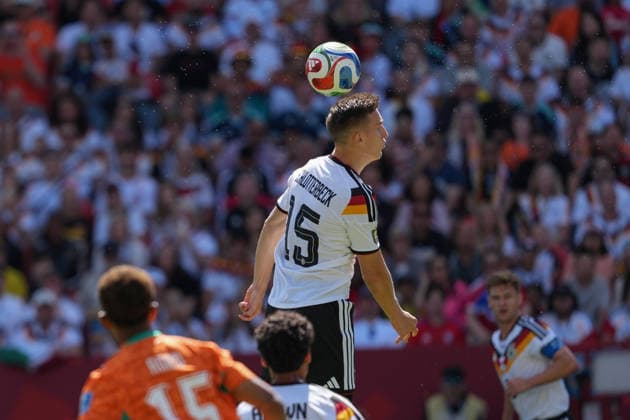 Ivory Coast vs Germany FIFA World Cup, WM, Weltmeisterschaft, Fussball Group G Match Nico Schlotterbeck 15 of Germany heads the ball during the 2026 FIFA World Cup Group E match between Germany and Ivory Coast at Toronto Stadium. on June 20, 2026 in Toronto, Canada. (Photo by Leonardo Ramirez Eyepix Group) Copyright: xLeonardoxRamirezx xEyepixxGroupx LR20062026-06129