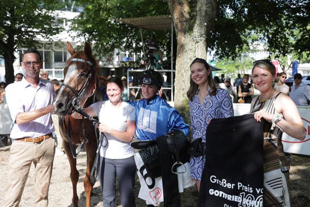 June 20, 2026, Düsseldorf, North Rhine-Westphalia, GER Night Breath with trainer Marcel Weiss, Julia Roemich, Sibylle Vogt, Ricarda Miebach, and Andrea Hoengesberg (from left to right) after winning the Diana Trial at the Düsseldorf Grafenberg Racetrack. Horse, jockey, Night Breath, Vogt, victory, trainer, Weiss, Roemich, Miebach, owner, Hoengesberg 260620SG726DUESSELDORF JPG,detected_source_language