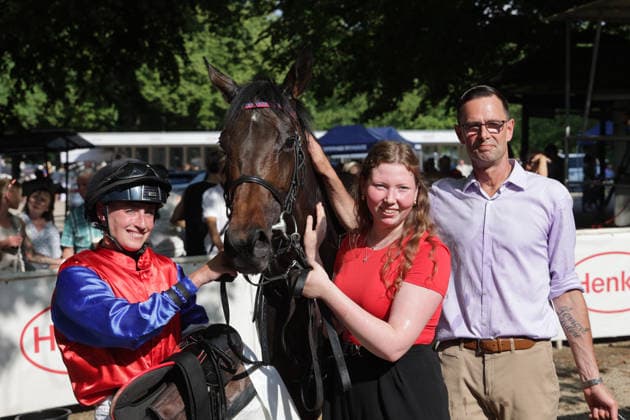 June 20, 2026, Düsseldorf, North Rhine-Westphalia, GER Galene with Sibylle Vogt and trainer Marcel Weiss after the victory at the Düsseldorf Grafenberg Racetrack Horse, jockey, Galene, Vogt, victory, trainer, Weiss 260620SG741DUESSELDORF JPG,detected_source_language
