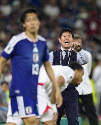 Football: 2026 World Cup Japan head coach Hajime Moriyasu (back) instructs his players in the first half of a World Cup Group F football match against Tunisia at Monterrey Stadium in Guadalupe, Mexico, on June 20, 2026.  A14AA0005619599P