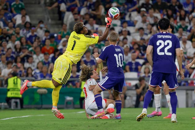 June 20, 2026, Guadalupe, Nuevo Leon, Mexico: Suzuki (L) of Japan battles for possession ball with Hannibal (B) of Tunisia, during the match between Tunisia and Japan for the 2nd round of the group F of the FIFA World Cup, WM, Weltmeisterschaft, Fussball 2026, at Monterrey Stadium. Guadalupe Mexico - ZUMAo125 20260620_zip_o125_016 Copyright: xAntonioxOjedax