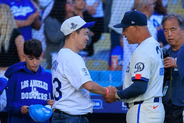 June 20, 2026, Los Angeles, California, USA: Yuichi Nikaido president of Nikaido Shuzou, is greeted by manager, Dave Roberts of the Los Angeles Dodgers before a MLB, Baseball Herren, USA regular season game between the Los Angeles Dodgers and the Baltimore Orioles on Saturday June 20, 2026 at Dodger Stadium in Los Angeles, California. Dodgers loses to Orioles, 2-3. JAVIER ROJAS PI Los Angeles USA - ZUMAp124 20260620_zaa_p124_006 Copyright: xJavierxRojasx