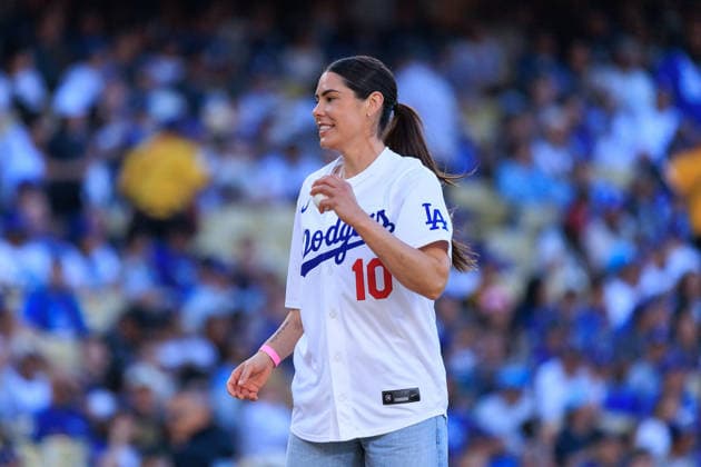 June 20, 2026, Los Angeles, California, USA: Kelsey Plum of the LA Sparks, throws the ceremonial first pitch before a MLB, Baseball Herren, USA regular season game between the Los Angeles Dodgers and the Baltimore Orioles on Saturday June 20, 2026 at Dodger Stadium in Los Angeles, California. Dodgers loses to Orioles, 1-3. JAVIER ROJAS PI Los Angeles USA - ZUMAp124 20260620_zaa_p124_008 Copyright: xJavierxRojasx