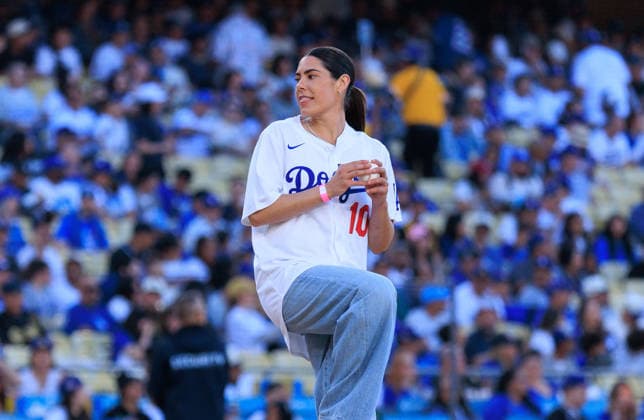June 20, 2026, Los Angeles, California, USA: Kelsey Plum of the LA Sparks, throws the ceremonial first pitch before a MLB, Baseball Herren, USA regular season game between the Los Angeles Dodgers and the Baltimore Orioles on Saturday June 20, 2026 at Dodger Stadium in Los Angeles, California. Dodgers loses to Orioles, 1-3. JAVIER ROJAS PI Los Angeles USA - ZUMAp124 20260620_zaa_p124_009 Copyright: xJavierxRojasx