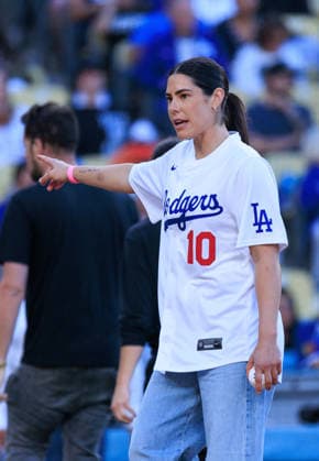 June 20, 2026, Los Angeles, California, USA: Kelsey Plum of the LA Sparks, throws the ceremonial first pitch before a MLB, Baseball Herren, USA regular season game between the Los Angeles Dodgers and the Baltimore Orioles on Saturday June 20, 2026 at Dodger Stadium in Los Angeles, California. Dodgers loses to Orioles, 1-3. JAVIER ROJAS PI Los Angeles USA - ZUMAp124 20260620_zaa_p124_013 Copyright: xJavierxRojasx