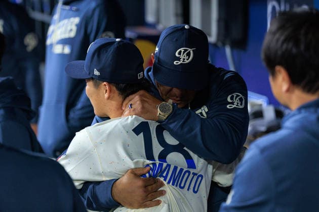 June 20, 2026, Los Angeles, California, USA: Yuichi Nikaido president of Nikaido Shuzou, is greeted by manager, Dave Roberts of the Los Angeles Dodgers before a MLB, Baseball Herren, USA regular season game between the Los Angeles Dodgers and the Baltimore Orioles on Saturday June 20, 2026 at Dodger Stadium in Los Angeles, California. Dodgers loses to Orioles, 2-3. JAVIER ROJAS PI Los Angeles USA - ZUMAp124 20260620_zaa_p124_020 Copyright: xJavierxRojasx