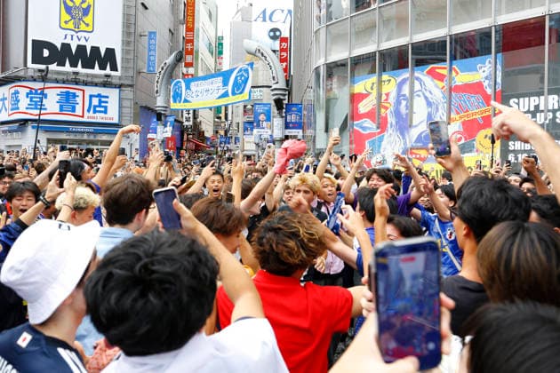 June 21, 2026, Tokyo, Japan: Japanese soccer fans celebrate Japan s victory over Tunisia at the famous Shibuya Scramble Crossing in Tokyo. The Tokyo Metropolitan Police protected the world-famous pedestrian crossing after Japan defeated Tunisia (4Ã¢â‚¬0) in a FIFA World Cup, WM, Weltmeisterschaft, Fussball 2026 Group F match. Tokyo Japan - ZUMAm191 20260621_aap_m191_002 Copyright: xRodrigoxReyesxMarinx