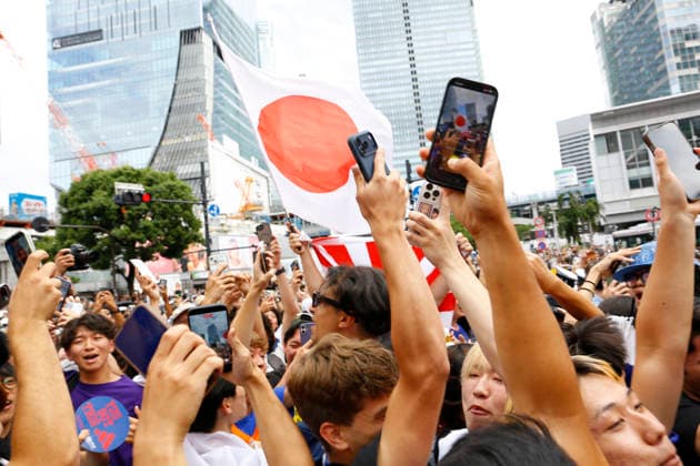 June 21, 2026, Tokyo, Japan: Japanese soccer fans celebrate Japan s victory over Tunisia at the famous Shibuya Scramble Crossing in Tokyo. The Tokyo Metropolitan Police protected the world-famous pedestrian crossing after Japan defeated Tunisia (4Ã¢â‚¬0) in a FIFA World Cup, WM, Weltmeisterschaft, Fussball 2026 Group F match. Japan Celebrates 4Ã¢â‚¬0 World Cup Victory At Shibuya Crossing  - ZUMAm191 20260621_aap_m191_001 Copyright: xRodrigoxReyesxMarinx