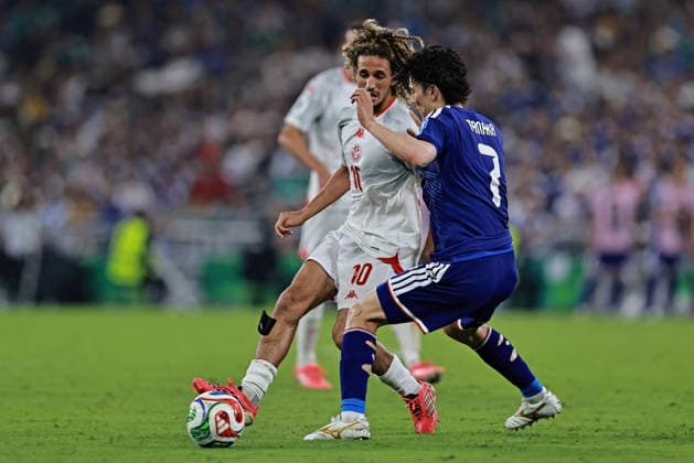 June 20, 2026, Monterrey, Mexico: Hannibal Mejbri of Tunisia battles for possession ball with Ao Tanaka of Japan during the match between Tunisia and Japan for the 2st round of the group F of the FIFA World Cup, WM, Weltmeisterschaft, Fussball 2026 at Monterrey Stadium on June 20, 2026 in Monterrey, Mexico. Photo: DiaEsportivo FIFA World Cup 2026, Tunisia Vs Japan, Monterrey, Mexico  - ZUMAh208 20260620_zsp_h208_065 Copyright: xHeulerxAndreyx