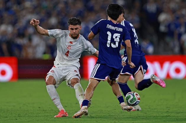 June 20, 2026, Monterrey, Mexico: Omar Rekik of Tunisia battles for possession ball with Keito Nakamura of Japan during the match between Tunisia and Japan for the 2st round of the group F of the FIFA World Cup, WM, Weltmeisterschaft, Fussball 2026 at Monterrey Stadium on June 20, 2026 in Monterrey, Mexico. Photo: DiaEsportivo Monterrey Mexico - ZUMAh208 20260620_zsp_h208_078 Copyright: xHeulerxAndreyx