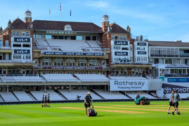 LONDON, ENGLAND JUNE 21 - Ground Staff prepare the ground ahead of Day Five of the 2nd Rothesay Test Match game between England and New Zealand at Kia Oval on June 21, 2026 in London , England . (Photo by Keeran Marquis Sports Press Photo)  Copyright: xKeeranxMarquis SPPx Sportspressphoto_SPR172362