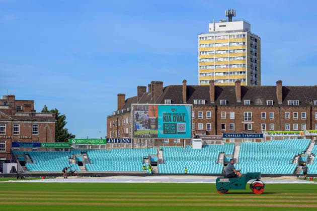 LONDON, ENGLAND JUNE 21 - Ground Staff preparing the ground before the start of Day Five of the 2nd Rothesay Test Match game between England and New Zealand at Kia Oval on June 21, 2026 in London , England . (Photo by Keeran Marquis Sports Press Photo)  Copyright: xKeeranxMarquis SPPx Sportspressphoto_SPR172364