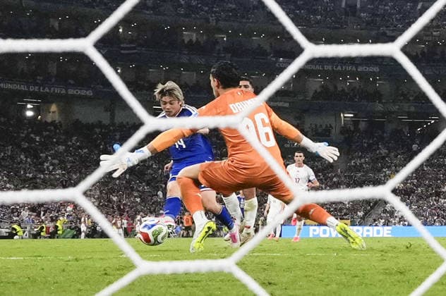 Football: 2026 World Cup Japan s Junya Ito (L) celebrates after scoring the team s third goal in the second half of a World Cup Group F football match against Tunisia at Monterrey Stadium in Guadalupe, Mexico, on June 20, 2026.  A14AA0005619659P
