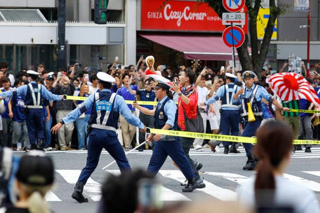 June 21, 2026, Tokyo, Japan: Police officers control the famous Shibuya Scramble Crossing as Japanese soccer fans gather to celebrate Japan s victory over Tunisia in Tokyo. The Tokyo Metropolitan Police protected the world-famous pedestrian crossing after Japan defeated Tunisia (4Ã¢â‚¬0) in a FIFA World Cup, WM, Weltmeisterschaft, Fussball 2026 Group F match. Tokyo Japan - ZUMAm191 20260621_aap_m191_018 Copyright: xRodrigoxReyesxMarinx