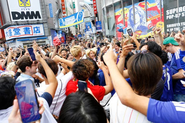 June 21, 2026, Tokyo, Japan: Japanese soccer fans celebrate Japan s victory over Tunisia at the famous Shibuya Scramble Crossing in Tokyo. The Tokyo Metropolitan Police protected the world-famous pedestrian crossing after Japan defeated Tunisia (4Ã¢â‚¬0) in a FIFA World Cup, WM, Weltmeisterschaft, Fussball 2026 Group F match. Japan Celebrates 4Ã¢â‚¬0 World Cup Victory At Shibuya Crossing  - ZUMAm191 20260621_aap_m191_014 Copyright: xRodrigoxReyesxMarinx