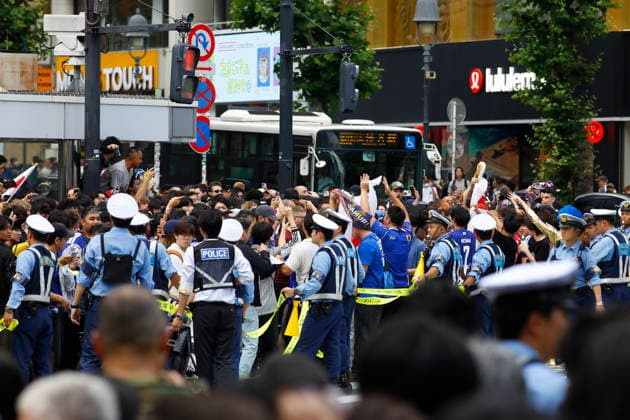 June 21, 2026, Tokyo, Japan: Police officers control the famous Shibuya Scramble Crossing as Japanese soccer fans gather to celebrate Japan s victory over Tunisia in Tokyo. The Tokyo Metropolitan Police protected the world-famous pedestrian crossing after Japan defeated Tunisia (4Ã¢â‚¬0) in a FIFA World Cup, WM, Weltmeisterschaft, Fussball 2026 Group F match. Japan Celebrates 4Ã¢â‚¬0 World Cup Victory At Shibuya Crossing  - ZUMAm191 20260621_aap_m191_016 Copyright: xRodrigoxReyesxMarinx