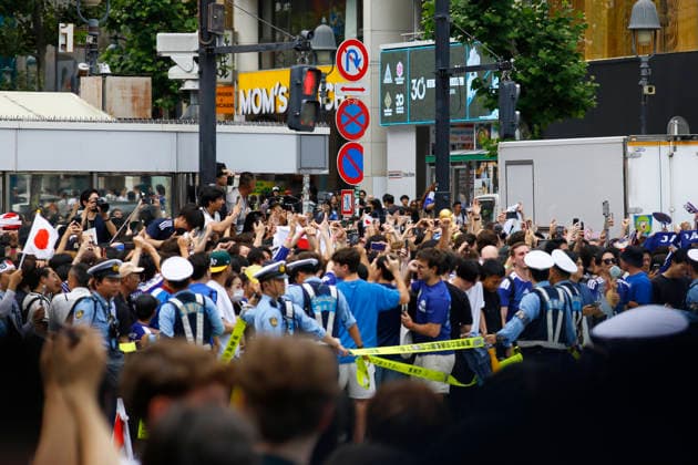 June 21, 2026, Tokyo, Japan: Police officers control the famous Shibuya Scramble Crossing as Japanese soccer fans gather to celebrate Japan s victory over Tunisia in Tokyo. The Tokyo Metropolitan Police protected the world-famous pedestrian crossing after Japan defeated Tunisia (4Ã¢â‚¬0) in a FIFA World Cup, WM, Weltmeisterschaft, Fussball 2026 Group F match. Japan Celebrates 4Ã¢â‚¬0 World Cup Victory At Shibuya Crossing  - ZUMAm191 20260621_aap_m191_017 Copyright: xRodrigoxReyesxMarinx